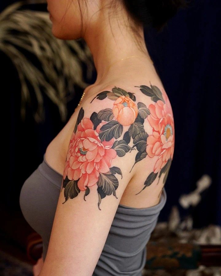 Colorful Flower Shoulder Tattoo, Flower Back Tattoo Color, Orange Peony Tattoo, Peony Back Tattoo, Kubrick Tattoo, Peony Tattoo Color, Colored Flower Tattoos, Shoulder Cover Up Tattoos, Traditional Peony