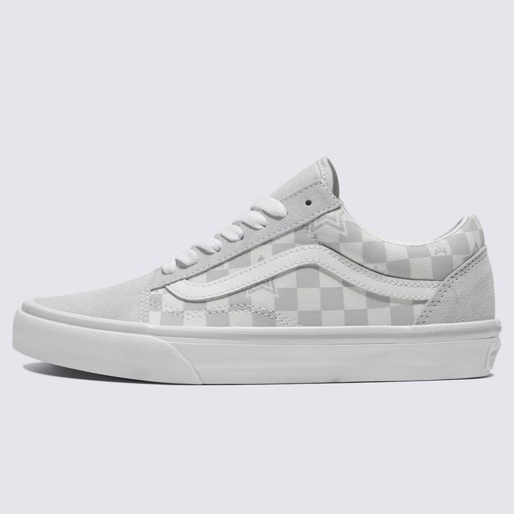 The Iconic Shoe that Brought our Sidestripe to Life: This is the Old SkoolThe Old Skool was our first footwear design to showcase the famous Vans Sidestripe—although back then, it was just a random doodle drawn by founder Paul Van Doren. Since its debut in 1977, this low-top silhouette has established itself as an icon in the skate, music, and fashion scenes. From 90s street skaters and punks to current hip hop and fashion legends, the Old Skool has consistently been the go-to shoe for creatives Vans Old Skool Checkerboard, Street Skater, Skater Vans, Vans Shoes Women, Foot Games, Gray Vans, Shoes For School, Wedding Renewal, Grey Vans