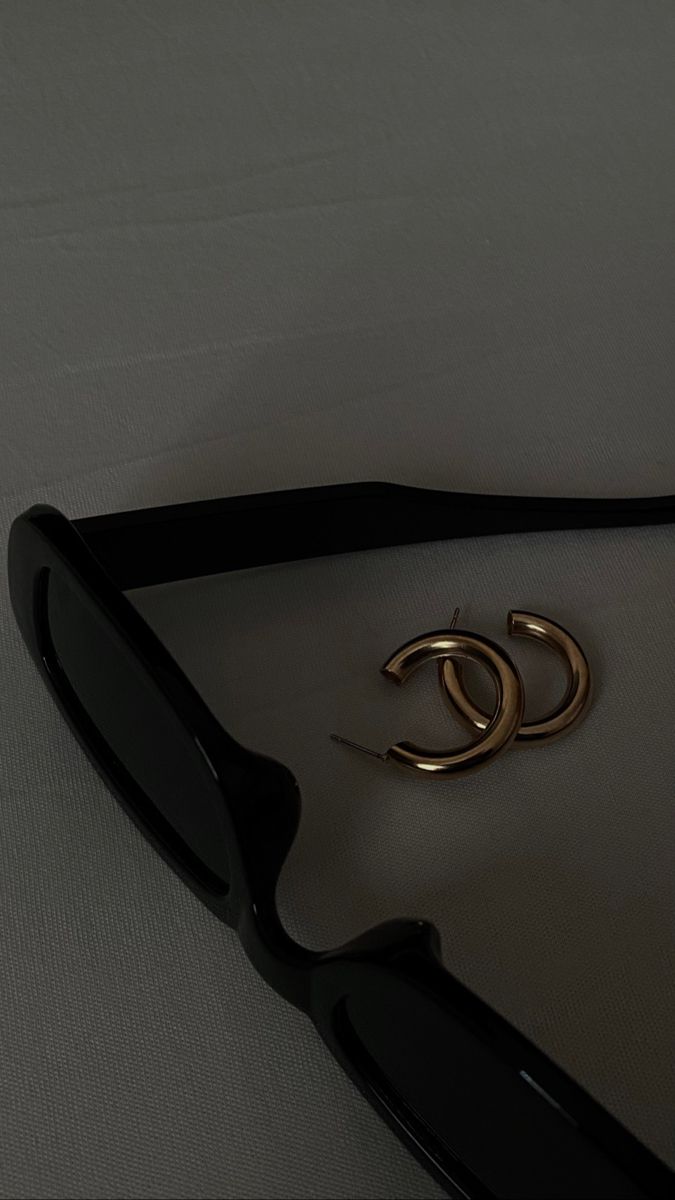 Gold Jewellery Aesthetic, Accessories Dark, Ig Tone, Details Aesthetic, Jewelry Product Shots, Jewellery Aesthetic, Dark Sunglasses, Beautiful Wallpapers For Iphone, Low Exposure