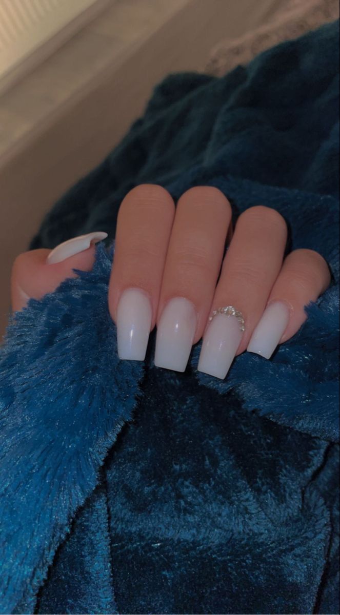 White With Rhinestones Nails, Milky White Nails With Rhinestones On Ring Finger, Short Milky White Nails With Rhinestones, Basic Nail Inspo Acrylic, White Nails With Rhinestones Short, Y2k Nails Acrylic Short, Milky White Nails With Rhinestones, White Rhinestone Nails, Basic Nails Ideas