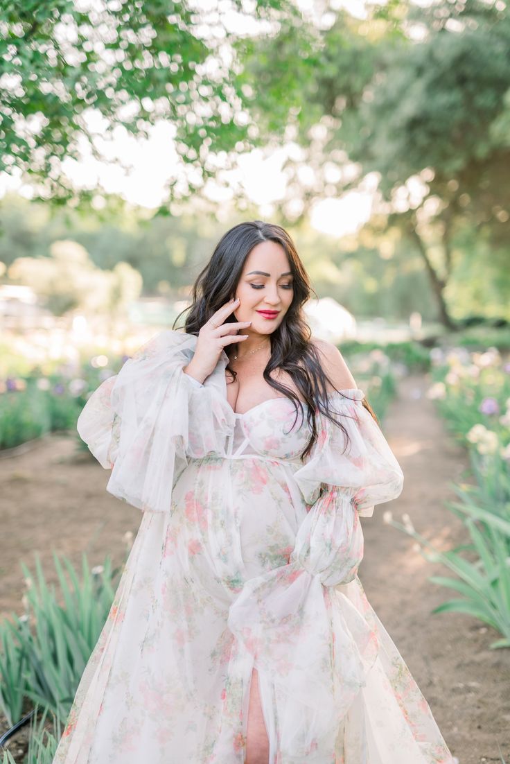 Garden Maternity Photoshoot, Garden Maternity Shoot, Maternity Photo Outfits, Pregnancy Photos Couples, Maternity Styles, Photoshoot Maternity, Maternity Shoots, Creative Photoshoot, Maternity Outfit