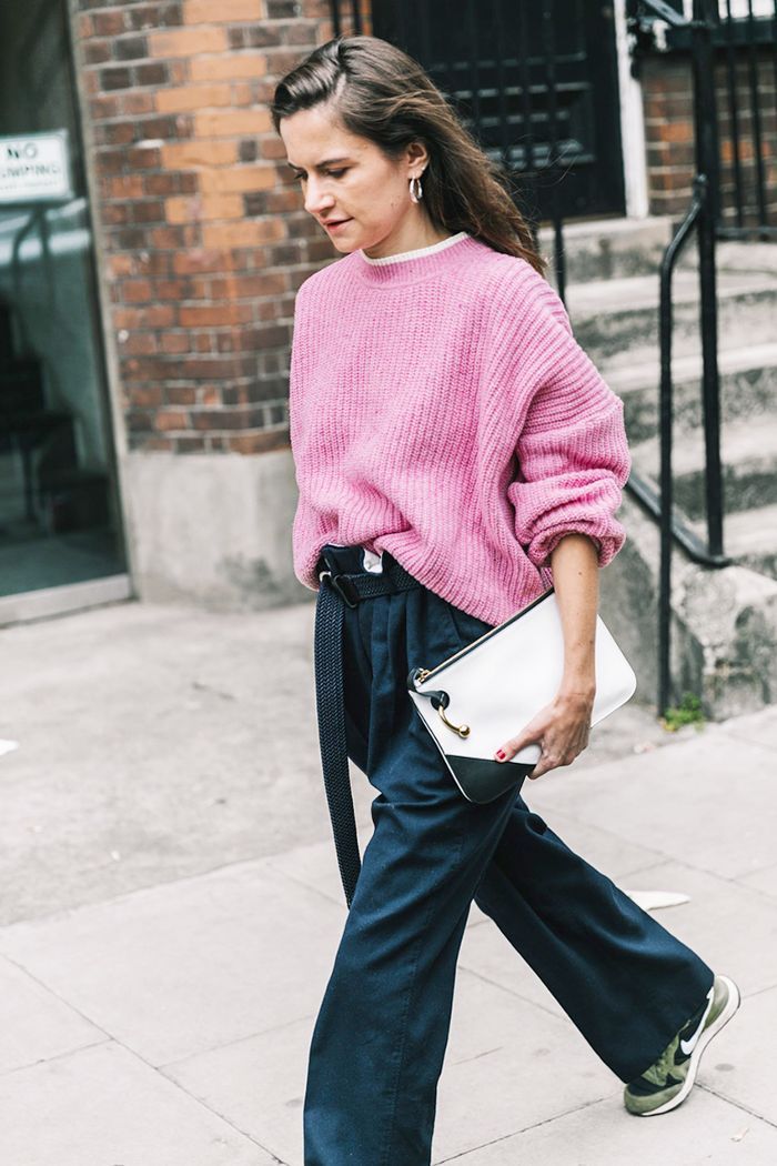 Braless outfit ideas where nobody will even notice Wide Leg Pant Outfit, Laid Back Outfits, Oversized Sweater Outfit, Winter Sweater Outfits, Pullovers Outfit, Quoi Porter, Oversize Pullover, Pullover Outfit, Stylish Sweaters