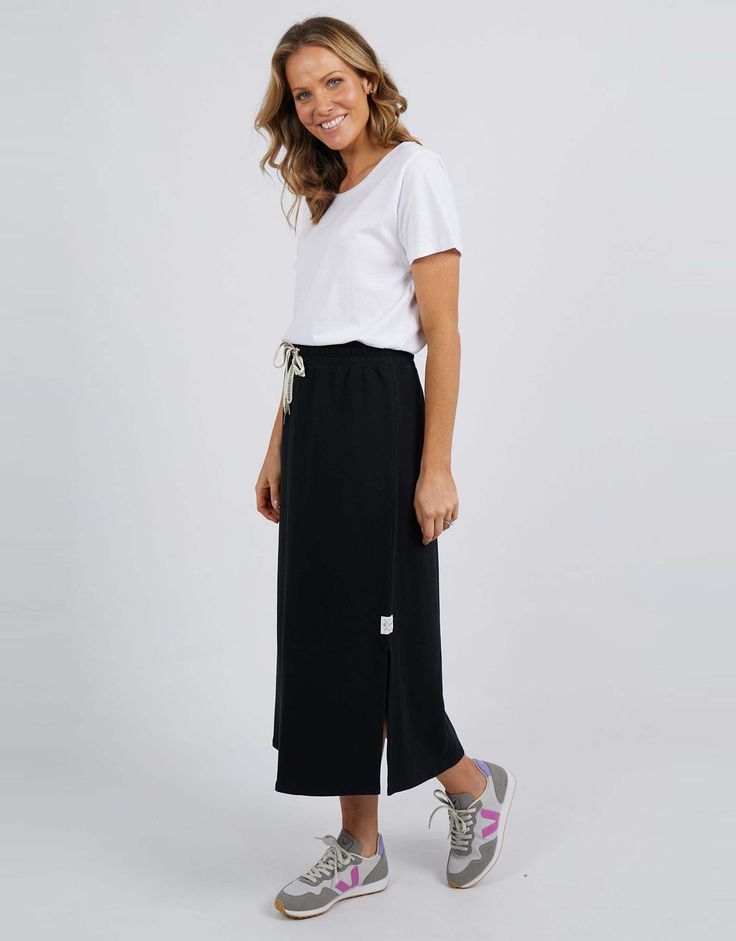 DESCRIPTION Stylish, versatile and oh-so-comfortable, the Travel Skirt from Elm will be your new season go-to! Crafted from easy wear unbrushed French terry this flattering maxi skirt features an elastic waistband, contrast drawstring, and side splits. Perfect for travel, don't forget to pack this style on your next trip away. Pair with a tee and denim jacket for a chic everyday look. FEATURES & FIT Comfy cotton unbrushed fleece fabric Elasticised waistband with contrast drawstring Maxi-length S Travel Skirt, Chevron Top, Side Splits, Active Wear Pants, Long Sleeve Knit Tops, Celebrity Dresses, Sweater Blouse, Cardigan Coat, Skirt Black