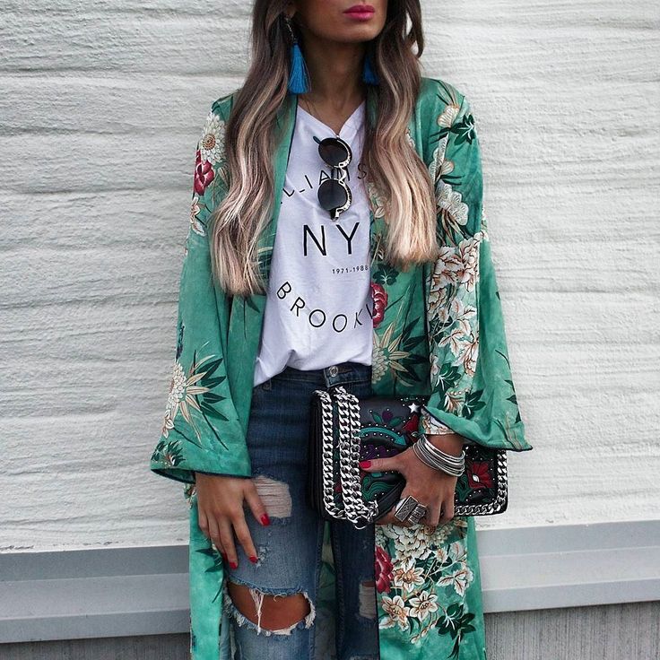 Slogan Tee  @decjubaofficial  #stylebynelli #ad #decjuba #details #ootd #denim #bag #wiw #inspo #kimono #summer #love #outfitdetails #outfitinspo Floral Long Tops, Look Kimono, Look Boho Chic, Boho Plus Size, Women Chiffon Blouse, Boho Style Tops, Chiffon Tops Blouses, Kimono Floral, Mode Kimono