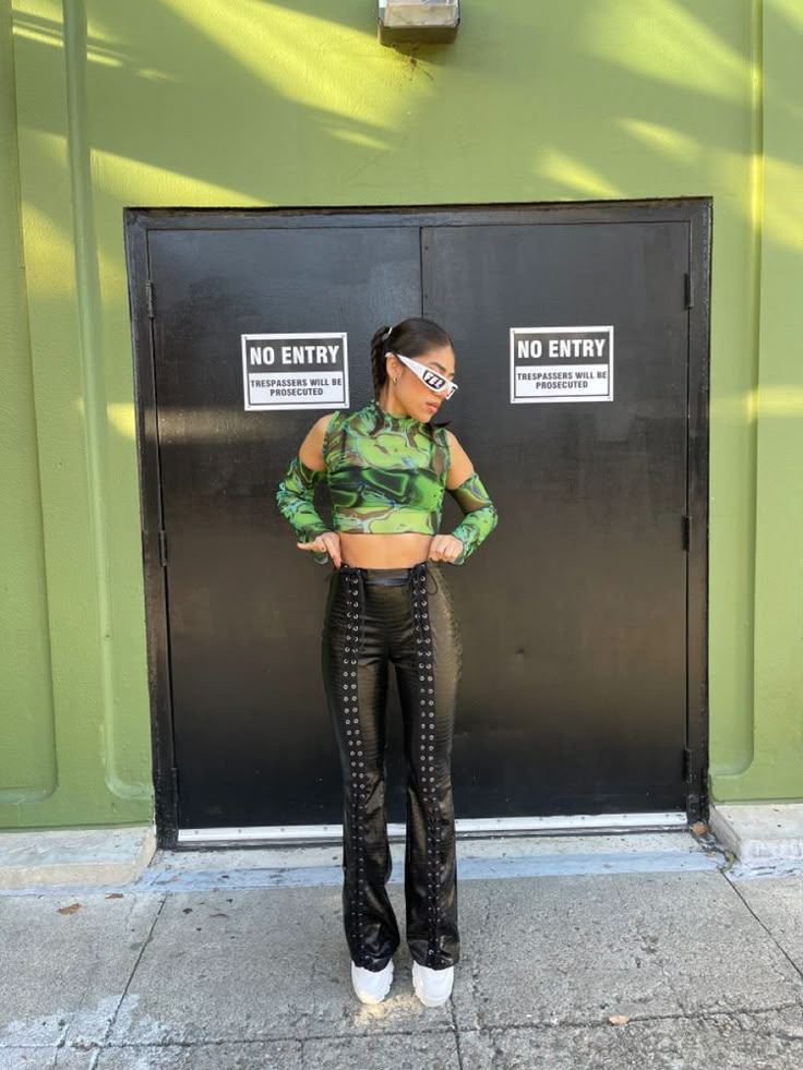 Fied Concert Outfit, Kid Cudi Concert Outfit, Green Outfit Concert, Reggaeton Concert Outfit Women, Black And Green Outfit Aesthetic, Ferxxo Outfits Mujer, Ferxxocalipsis Outfit, Ferxxo Concert Outfits, Green Day Concert Outfit