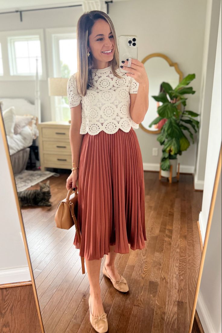 Outfit idea for church via pumps and push-ups blog | pleated skirt outfit | petite style | fall outfits Modest Fashion Outfits Classy, Jw Outfits, Moda Over 40, Church Outfit Ideas, Skirt Styling, Outfit For Church, Western Gown, Transitional Fashion, Country Tees