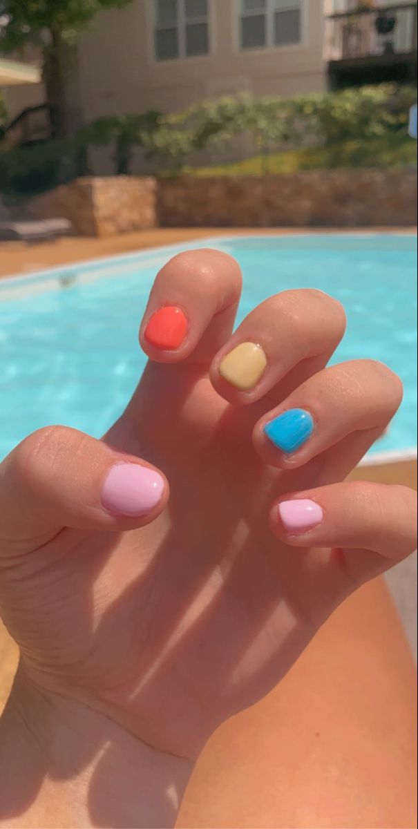 Summer Nails Very Short, Summer Nails For Short Nails Simple, Summer Nail Polish Ideas For Short Nails, Easy Summer Short Nails, Short Beach Nails Gel, Cute Regular Nail Polish Nails, Cute Nail Designs On Natural Nails, No Chip Manicure Ideas Short Nails, Summer Nails Kids Short