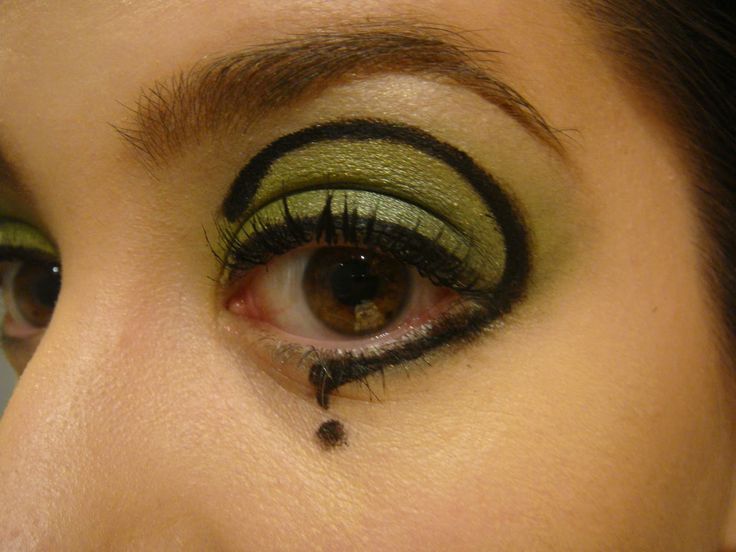 Riddler makeup #riddler #cosplay #makeup Riddler Eye Makeup, Green Day Makeup, Riddler Costume Diy, Riddler Nails, Riddler Costume For Women, Riddler Makeup, Riddler Halloween Costume, Green Goth Makeup, Riddler Aesthetic