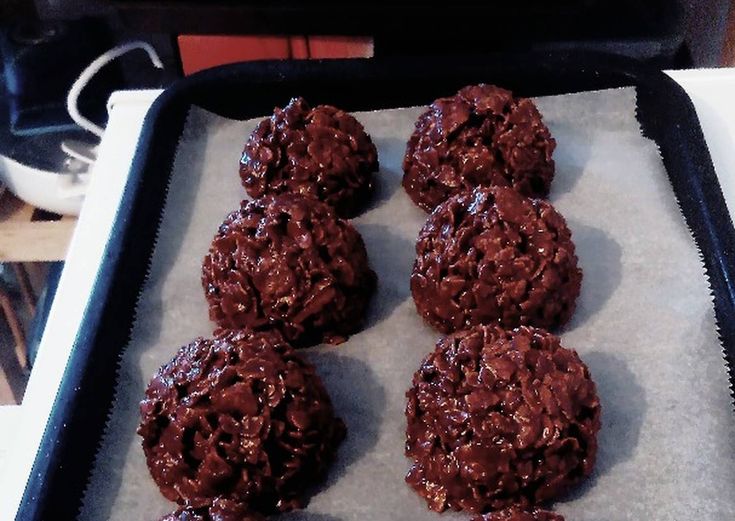 chocolate cookies are on a baking sheet ready to go into the oven or bake