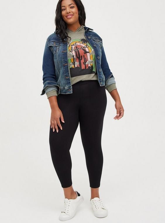 Plus Size Leggings Outfit Casual Work, Plus Size Walking Outfit, Plus Size Crop Top Outfit High Waist, Plus Size Casual Outfits With Sneakers, Casual Work Outfits Women Plus Size, Athleisure Plus Size Outfits, Plus Leggings Outfit, Plus Size Looks Casual, Cotton Leggings Outfits