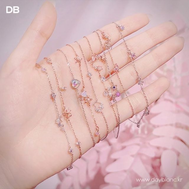 Look at this sparkling ✨✨✨ So delicate & sophisticated 💗 Dayblanc is authentic Korean jewellery from Korean designer 🥰 Be the real with dayblanc 💗 Visit www.dayblanc.kr for online exclusive promotions 🧚‍♀️ Korean Jewelry Bracelets, Korean Jewellery, Korean Earrings, Korean Jewelry, November 9, Jewelry Branding, Handmade Earrings, Korean Girl, Hair Pins