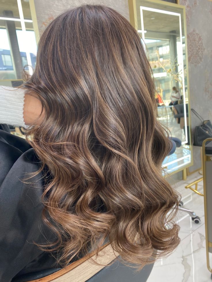 Light Brunette Hair, Rambut Brunette, Honey Brown Hair, Brown Hair Looks, Brown Hair Inspo, Brunette Hair With Highlights, Brunette Balayage Hair, Hair With Highlights, Caramel Highlights