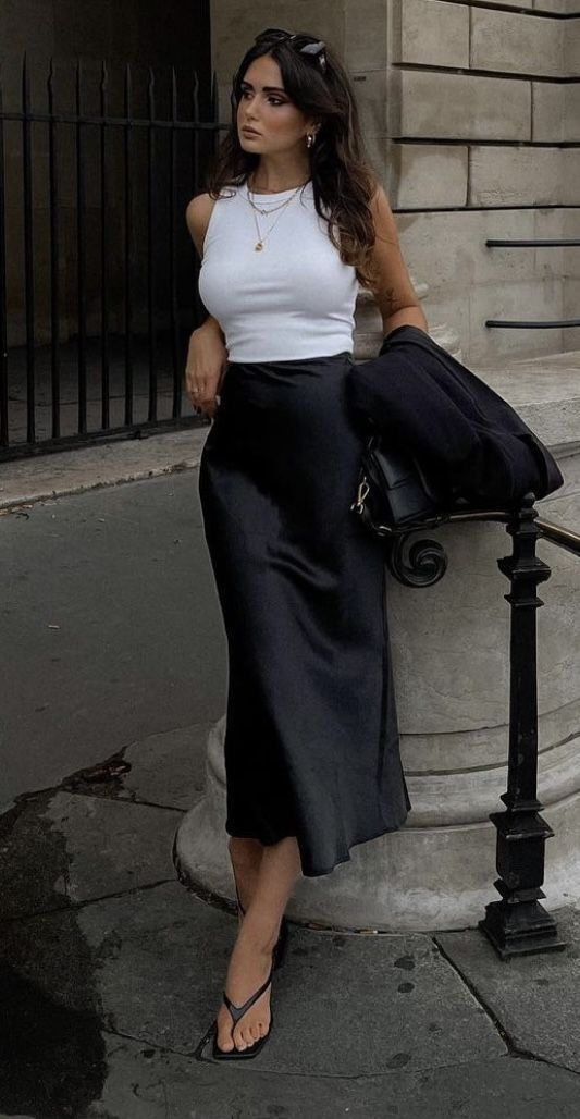 Long Black Skirt Outfit, Silk Skirt Outfit, Satin Skirt Outfit, Black Skirt Outfits, Long Skirt Outfits, Maxi Skirt Outfits, Work Fits, Mode Inspo, Looks Chic