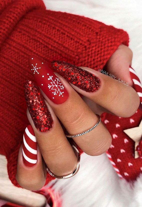 White Christmas Nails, Kutek Disney, Red Christmas Nails, Holiday Nail Designs, Cute Christmas Nails, Christmas Gel Nails, Colorful Nails, Her Nails, Christmas Nails Acrylic