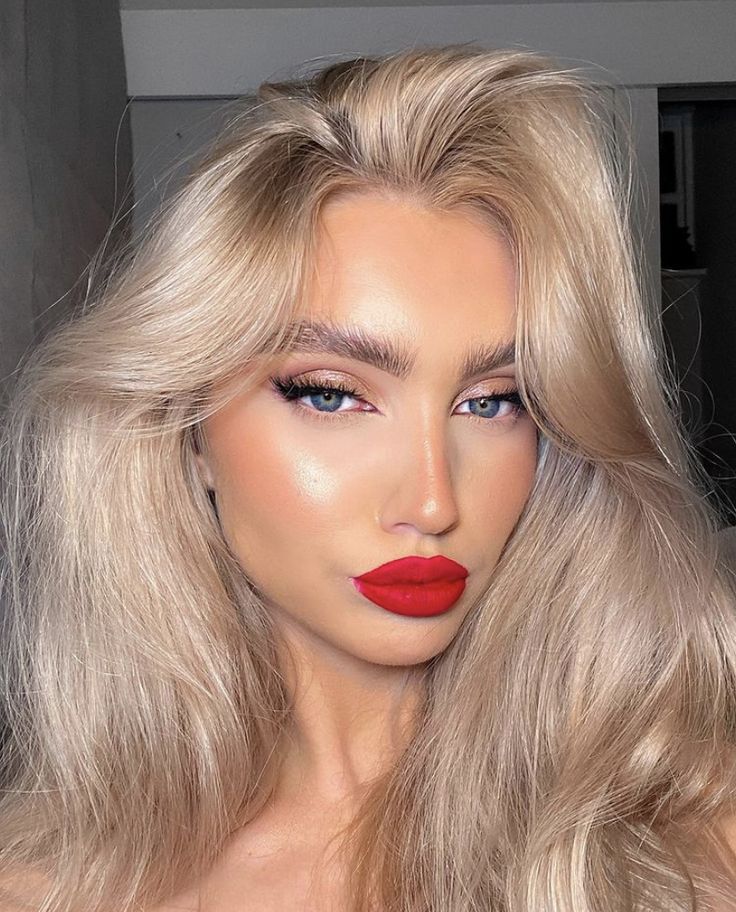 Red Lip Makeup Look Blondes, Makeup Red Lips Blonde, Red Lip Blonde Hair, Red Lips Blonde Hair, Blonde Hair Red Lips, Red Makeup Looks, Red Lips Makeup Look, Makeup For Blondes, Red Lip Makeup