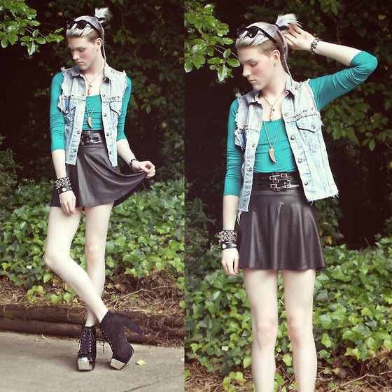 Roxy Outfit, Teal Crop Top, Black Sunnies, Non Binary Fashion, Genderqueer Fashion, Men Wearing Skirts, Vintage Denim Vest, Androgynous Models, Gender Fluid Fashion