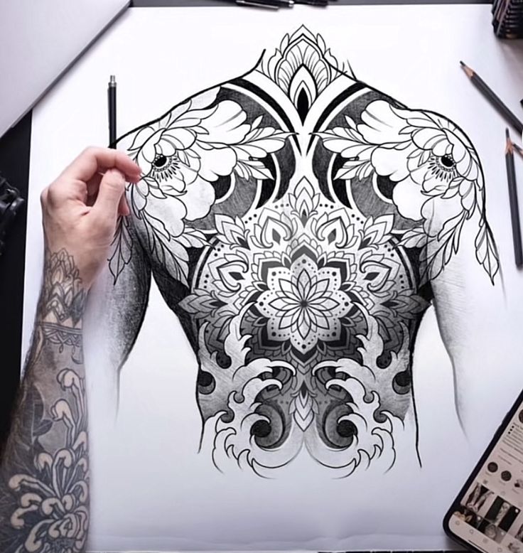 a man's back is drawn with black and white ink while he holds his pencils