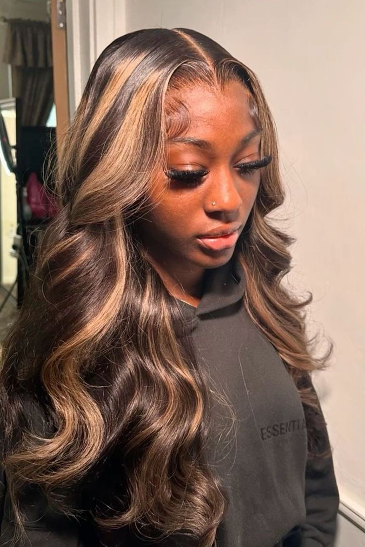 Lace Fronts With Highlights, Black Wig With Honey Blonde Highlights, Black And Blond Wigs For Black Women, Middle Part Weaves, Black Wigs With Blonde Highlights, Hairstyles Senior Pictures, Honey Blonde Hair Lace Frontal, Highlighted Brown Wig, Fall Hair Wigs