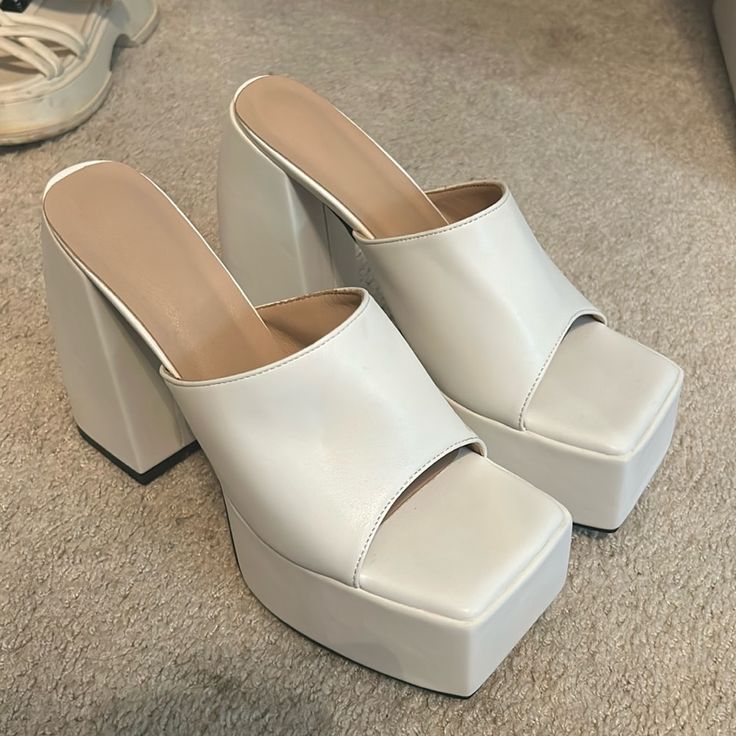 Never Worn! Spring Chunky Platform Mules With Square Toe, Chunky Platform Mules With Square Toe For Spring, Spring Square Toe Mules With Chunky Platform, Chic White Platform Mules, White Wedge Heel Mules For Spring, Trendy White Mules For Party, White Casual Mules For Party, White Casual Party Mules, Chic White Wedge Heel Mules