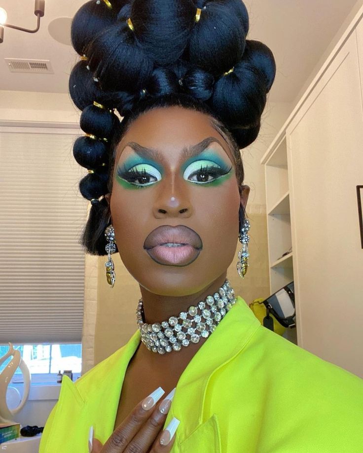 Black Drag Queen Makeup, Luxx Noir London, Drag Queen Race, Shea Coulee, Mens Makeup, Drag Hair, Drag Fashion, Chic Glasses, Drag Queen Makeup