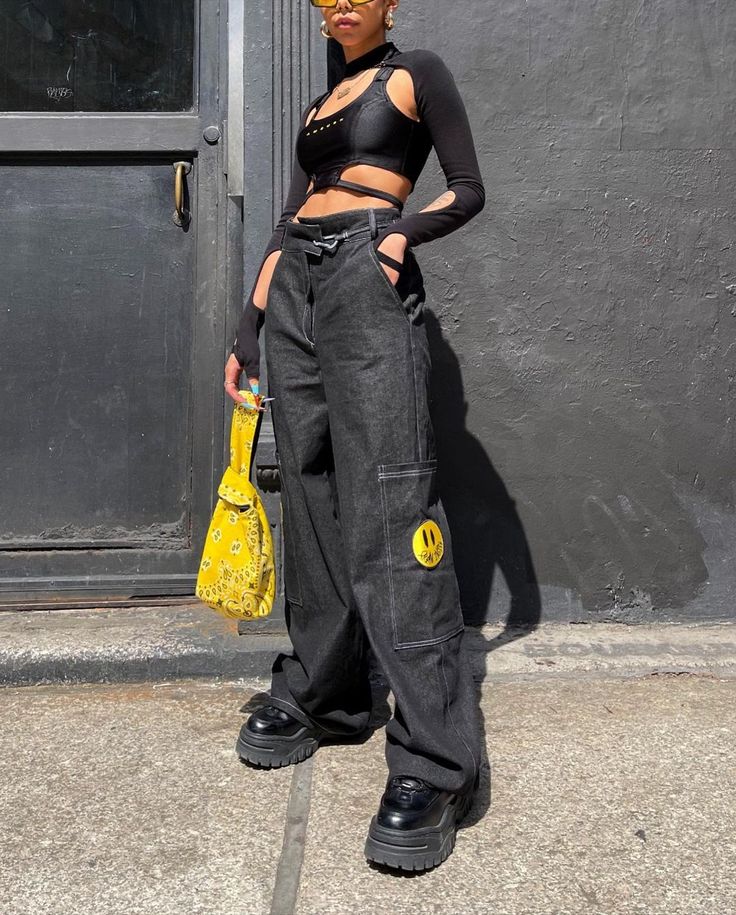 🌸Wuzg00d🌸 on Instagram: “🐝��” Grunge Summer, Rave Looks, Outfits Rave, Black Grunge, Rave Outfit, Concert Fits, High Waist Fashion, High Waisted Jean Shorts, April 13