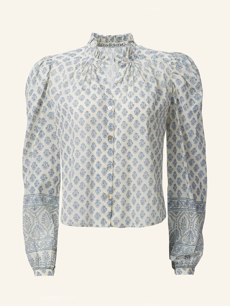 La blouse en coton Annabel d'Alix of Bohemia est fabriquée à la main en Inde. Une blouse ample écru décorée de motifs bleus. Une encolure froncée avec une fermeture ornée de boutons nacrés. - 100% coton - Col montant froncé - Manches longues - Poignets et col boutonnés - Coupe ample - Fabriquée à la main en Inde Alix Of Bohemia, Michel Vivien, Celine Daoust, Provence Style, Nothing At All, Olympia Le Tan, Floral Print Shirt, Ruffled Collar, French Seam