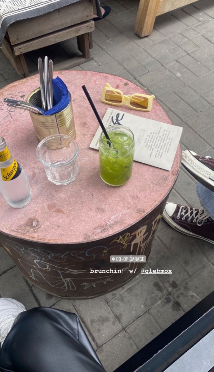 a table that has some drinks on it