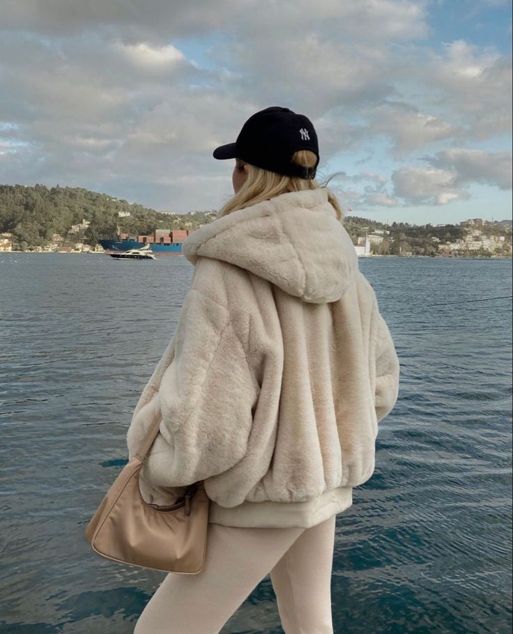 Outfit With Fluffy Jacket, Fluffy Jacket Aesthetic, Fur Hoodie Outfit, Beach Jacket, Fur Coat Outfit, Hoodies Aesthetic, Winter Pants Outfit, Fuzzy Coat, Fluffy Jacket