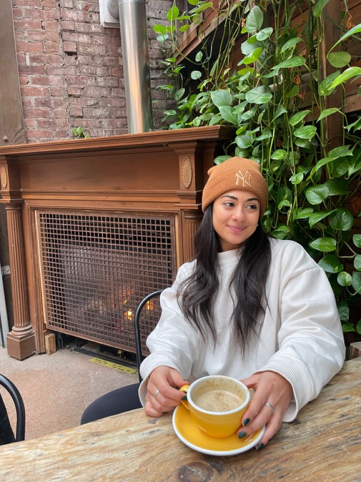 Coffee shop aesthetic winter outfit inspo brown beanie Brown Beanie Outfit, Beanie Outfit Aesthetic, Outfit Inspo Brown, Aesthetic Winter Outfit, Outfit Midsize, Brown Beanie, Beanie Outfit, Coffee Shop Aesthetic, Shop Aesthetic