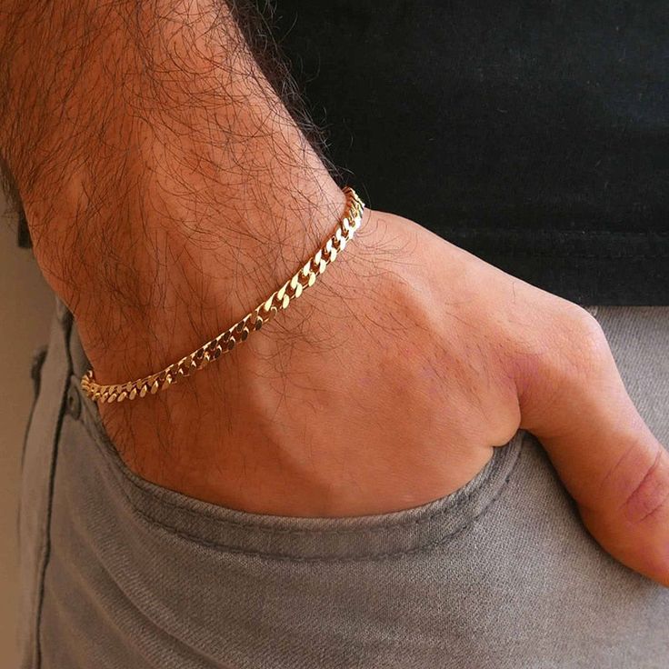 Dieses minimalistische kubanische Armband rundet Ihren lässigen Look perfekt ab.





 Sorgfältig entworfen, um die Essenz von Minimalismus und Anpassungsfähigkeit zu verkörpern. Das VVS Jewelry Quiet Luxury 3mm Curb Minimal Cuban Bracelet ist mit einer langlebigen und diskreten Kette gefertigt und hält dem Test der Zeit stand, während es dezente Eleganz ausstrahlt.


 LANGLEBIG UND WASSERDICHT


 Bei VVS Jewelry sind wir stolz darauf, Schmuck zu kreieren, der Schlichtheit mit bemerkenswerter H Jewelry Chain Types, Wristband Design, Men Chain, Classic Punk, Bracelets Men, Curb Chain Bracelet, Jewelry Men, Men Bracelet, Bracelet Men