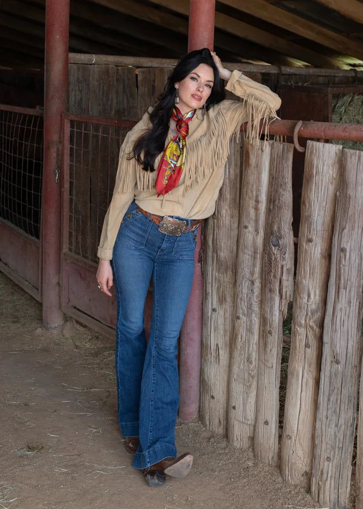 The Always Saddle Your Own Horse is a fun splash of color and will definitely add a cool retro vibe to your wardrobe. No matter what color you choose, there is thoughtfulness in the wearability of accent colors, using browns, blues, & whites to pick up on your denim shirt, leather jacket, and white shirt. "Always Saddle Your Own Horse" Wild Rag Scarf Artist Pam Benke of Billings Montana Silk RESTOCKED Pin Up Cowgirl, Cowgirl Scarf, Ranch Outfits, Western Scarf, Cattle Ranch, Cowgirl Style Outfits, Modern Cowgirl, Billings Montana