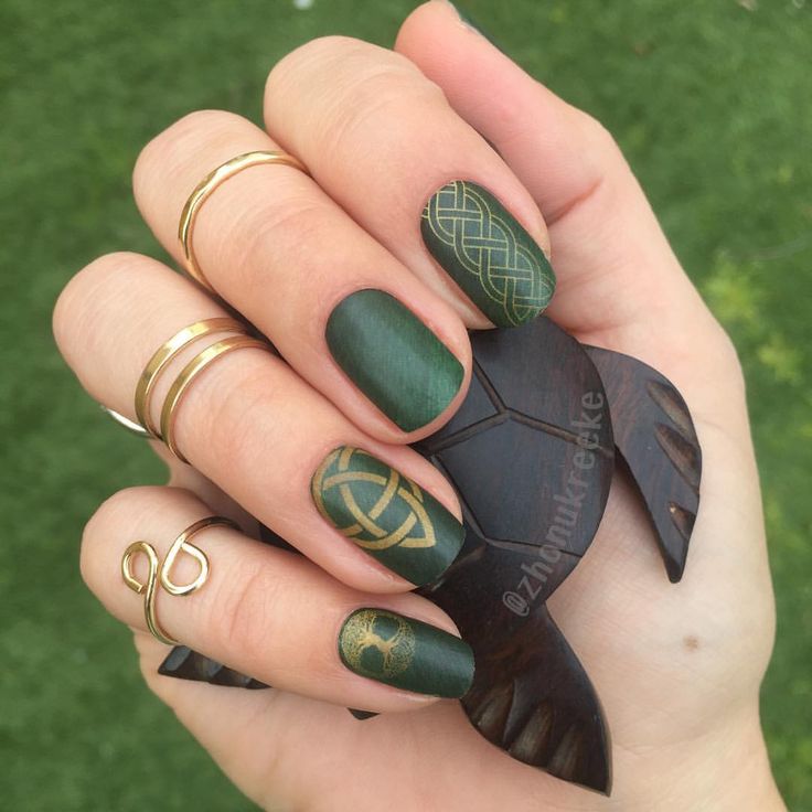 Jamberry Rachael Skelton Celtic Green and Gold NAS!!❤️ Nails Dark Green, Maquillage Harry Potter, Irish Nails, Marvel Nails, Harry Potter Nails, Halloweenský Makeup, Emerald Nails, Celtic Green, Nails Dark