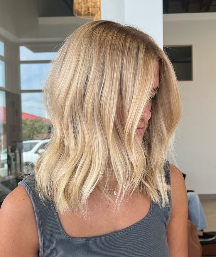 Warm blondes this summer is a must ☀️🌷 Short Warm Blonde Hair, Blonde Hair Medium Length, Blonde Hair Short, Warm Blonde Hair, Warm Blonde, Hair Medium, Hair Short, Hair Colour, Medium Length Hair Styles