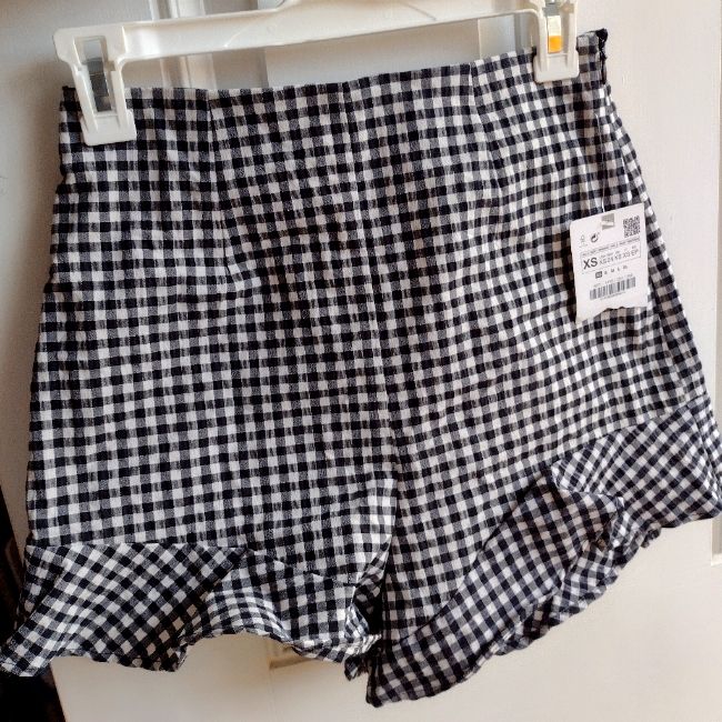 Questions? Leave A Comment Below! Cotton Gingham Bottoms With Ruffles, Gingham Cotton Bottoms With Ruffles, Zara Ruffled Summer Bottoms, Casual Ruffled Bottoms For Picnic, Trendy Gingham Shorts, Trendy Gingham Cotton Shorts, Summer Gingham Bottoms With Ruffles, Casual Gingham Shorts With Ruffles, Trendy Cotton Shorts For Picnic