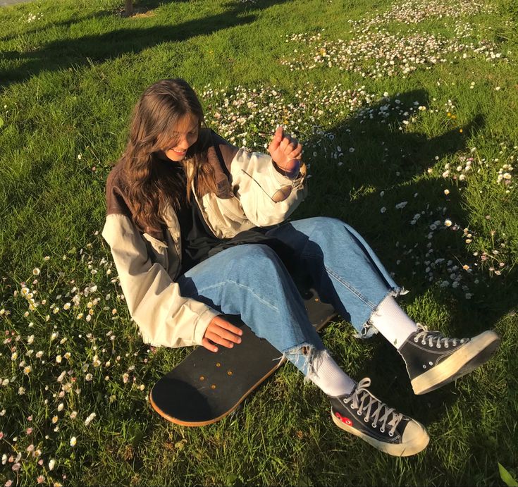 Female Skater Aesthetic, Skater Pics Aesthetic, Aesthetic Skating Pictures, Skateboarding Aesthetic Girl, Soft Skater Aesthetic, Tom Girl Aesthetic, Skater Girlfriend Aesthetic, Skatebored Aesthetic, Aesthetic Skateboard Photos