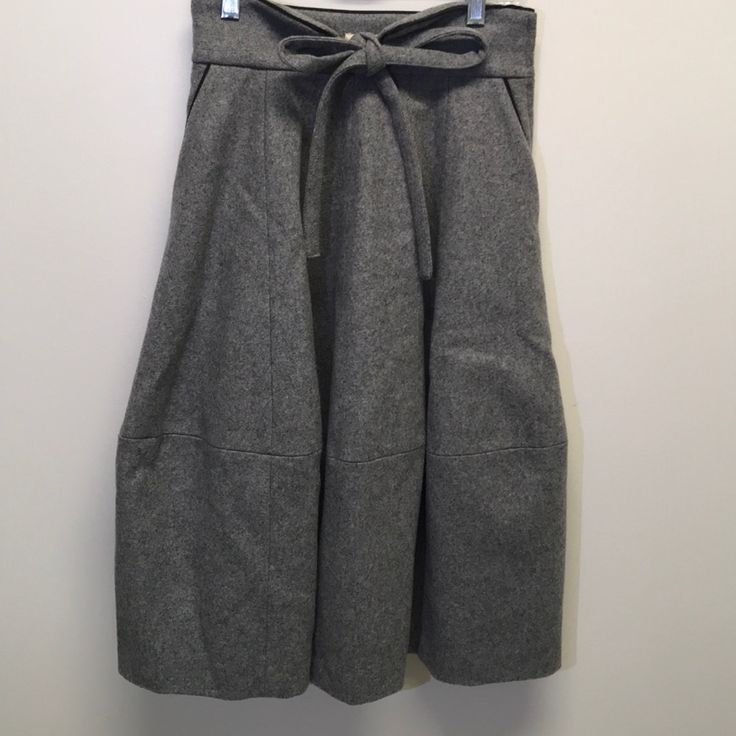 Nwt Beautiful Heavy Wool Look Skirt.. Bow Front .. Black Piping On Edge Winter Full Skirt Bottoms With Pockets, Winter Midi Skirt With Pockets, Gray Long Skirt For Workwear, Gray Long Skirt For Work, Fall Daywear Skirt With Pockets, Winter Flared Skirt With Pockets, Winter Workwear Skirt, Midi Skirt For Daywear In Fall, Fall Flared Skirt For Daywear