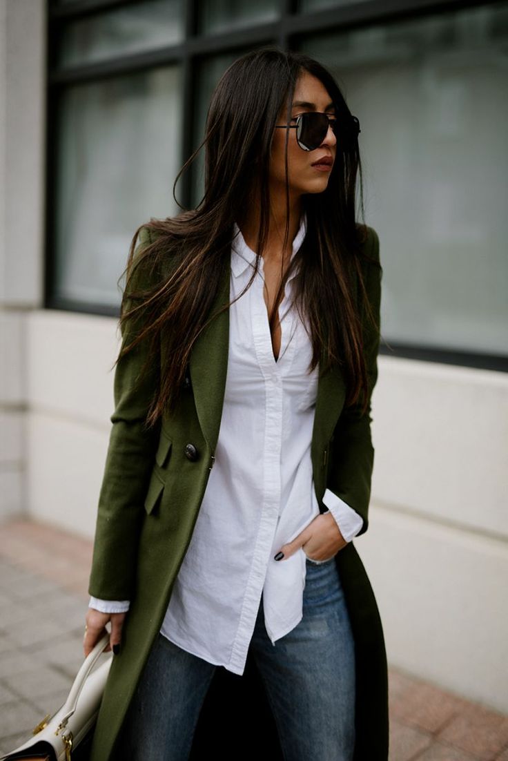 classic white button down, trench coat and jeans Fashion Trend Inspiration, White Shirt Outfits, Fall Fashion Coats, Baby Mode, Mode Casual, Stil Inspiration, Linnet, Green Coat, Neutral Outfit