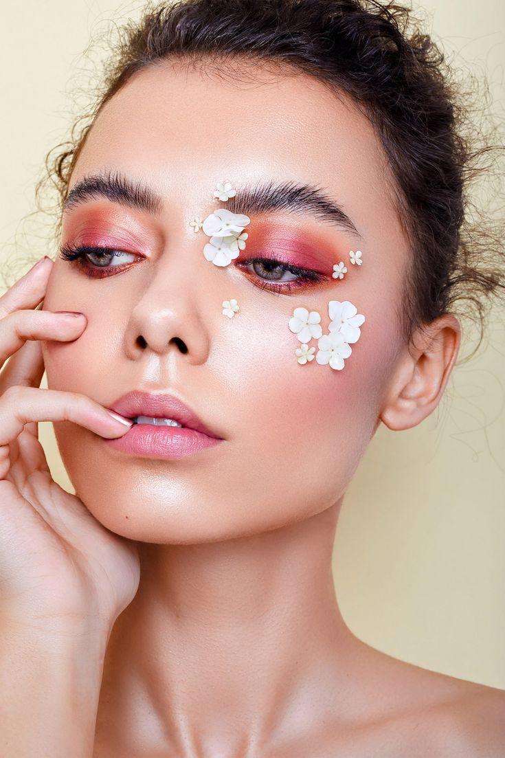 Closeup Poses, Editorial Make-up, Beauty Portraits, Fashion Beauty Photography, Flower Makeup, Beauty Makeup Photography, Make Up Inspiration, Flower Photoshoot, Rainbow Pastel