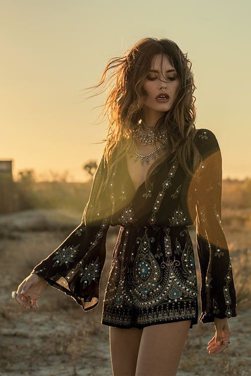 We are already thinking Coachella! I LOVE looking at these tropical, bohemian and super Summery looks to get inspired! Even if you are not going to Coachella these can easily work in any other festiva Mode Coachella, Stile Punk Rock, Bohemian Schick, Look Hippie Chic, Dreams Quotes, Festival Mode, Look Boho Chic, Look Grunge, Indie Hipster