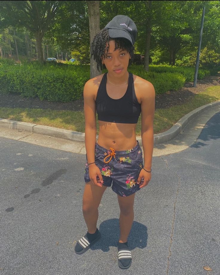 Stud Outfits Female Summer, Masc Beach Outfits For Women, Stud Summer Outfits, Rappers Outfits, Black Studs Lesbians, Masc Girls, Cute Tomboy Outfits, Stud Lesbians, Stud Outfits