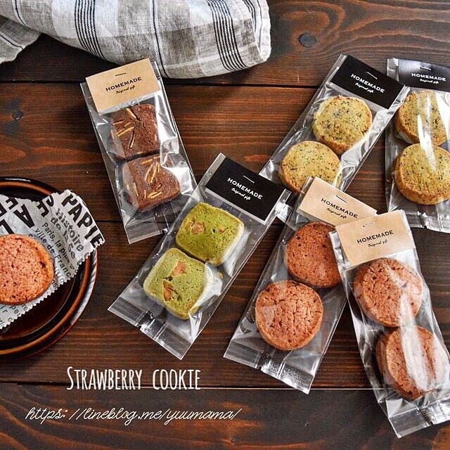 several cookies are packaged in plastic bags on a wooden table