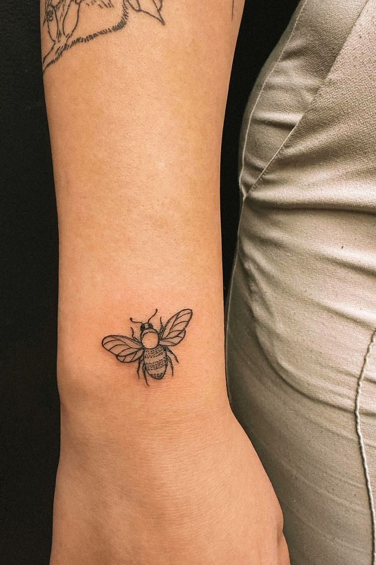 Bee tattoos are a beautiful blend of symbolism and style, representing hard work, community, and resilience. Perfect for nature lovers, these versatile designs can be minimalist or intricate, making them a meaningful choice for anyone looking to showcase strength and dedication. See more ideas check out here! #beetattoos #beetattoo #tattooart Be Minimalist, Bee Tattoos, Date Tattoos, Small Pretty Tattoos, Upper Arm Tattoos, Intricate Tattoo, Friendship Tattoos, E Tattoo, Bee Tattoo