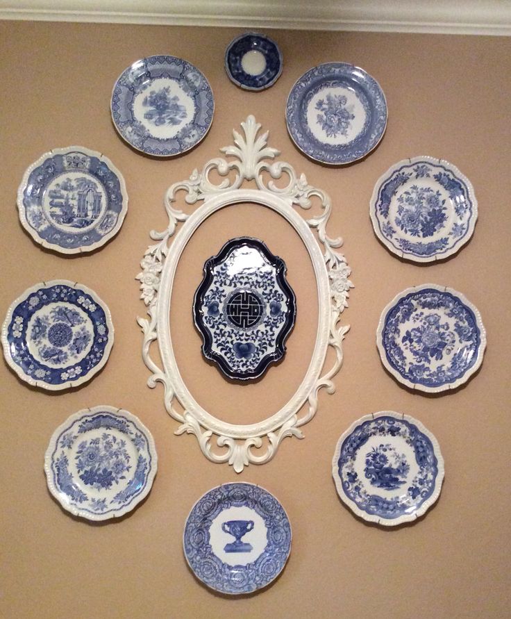 there are many blue and white plates arranged in the shape of a circle on the wall