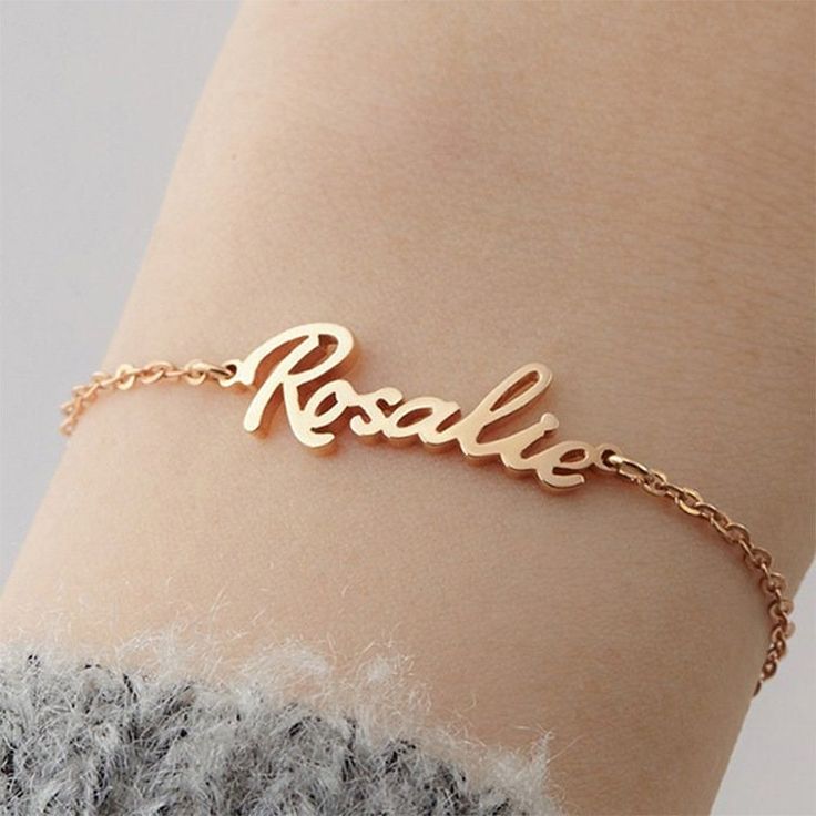 Celebrate your identity and style with our stylish personalized name bracelet. Made of high-quality gold, this bracelet stands out for its sophisticated design and personal touch. Each piece is custom made with the name of your choice, carefully crafted in beautiful cursive typography. The gold finish adds a subtle, modern shine, making this bracelet a versatile accessory that complements any outfit, from casual to formal. Bracelet length: 18cm Nameplate Bracelet, Signature Bracelet, 18k Gold Jewelry, Name Jewelry, Original Jewelry, Name Bracelet, Custom Bracelets, Personalized Necklace, Gifts For New Moms