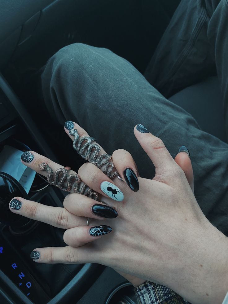 Matching Nails Gf And Bf, Matching Couple Nails Goth, Matching Gf Bf Nails, Matching Nails With Boyfriend Spiderman, Gf Bf Nails, Matching Nails Boyfriend And Girlfriend, Matching Manicure With Boyfriend, Boyfriend Girlfriend Nails Matching, Couple Nails Matching Simple