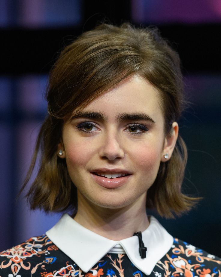 On a visit to Extra, Lily showed us the best way to manage a bob and fringe during the awkward growing-out phase: add tousled texture. Lily Collins Bob, Bangs Lob, Lily Collins Short Hair, Growing Out Bangs, Kate Middleton Hair, Short Dark Hair, Cute Short Haircuts, Trendy Hairstyle, Cute Hairstyles For Short Hair