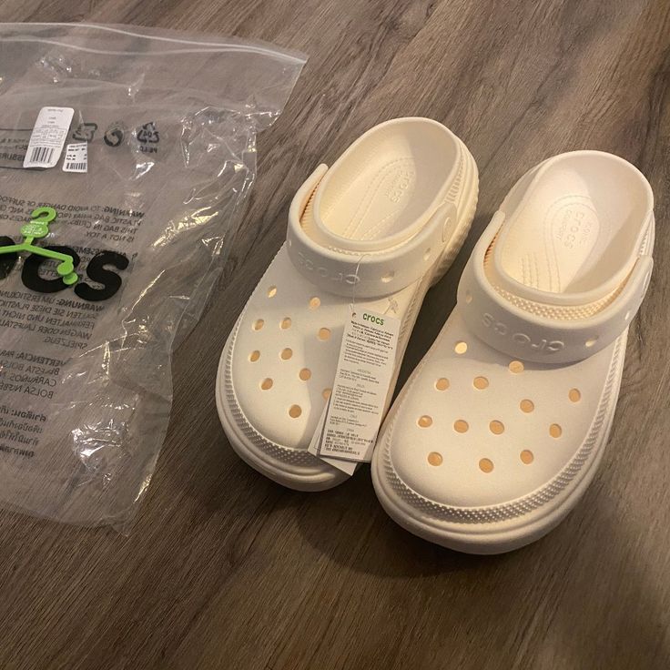 Nwt Crocs Stomp Clog Shoes Sandals Us9 Clog Shoes, Women's Crocs, Crocs Shoes, Clogs Shoes, My Shoes, Clogs, Shoes Sandals, Slippers, Color White