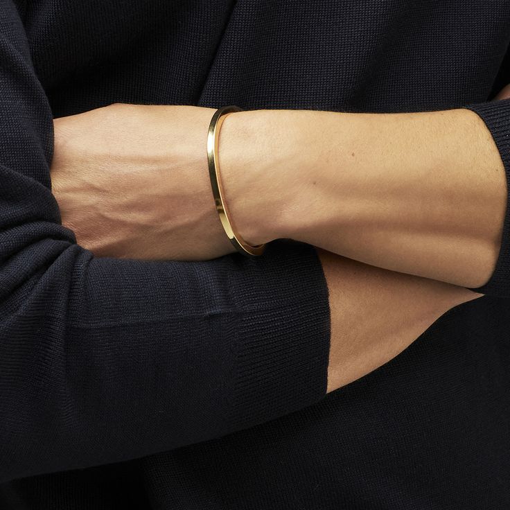 Bracelet jonc doré à l'or fin 24 carats ouvert de forme carré. Taille ajustable. <br />Circonférence : 15 cm - Largeur : 0,4 cm Open Bangle Bracelet, Open Hands, Open Bangle, Mens Gold Bracelets, Gold Bracelet Cuff, Aesthetic Guys, Mens Gold, Bracelets For Men, Bangle Bracelets