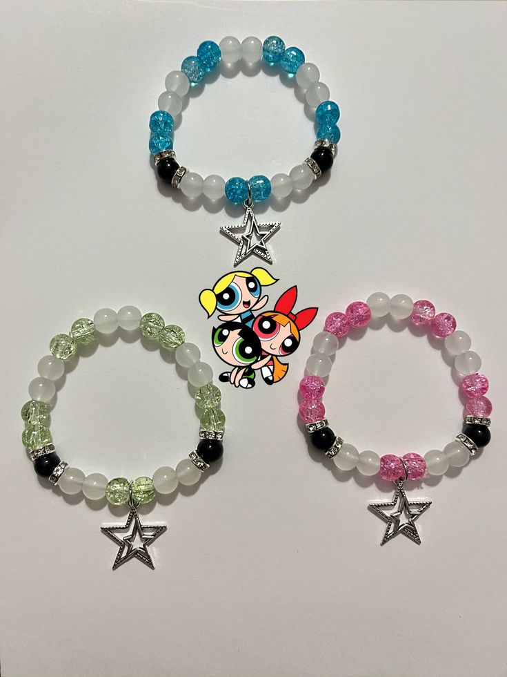 BEADED BRACELETS TUTORIAL #BeadedBracelets Trio Bracelets Beads, Matching Bracelets For 3 Best Friends, Matching Bracelets 3 People, 3 Matching Bracelets, Matching Trio Bracelets, Indie Bracelet Ideas, Mean Girls Bracelets, Powerpuff Girls Bracelet, Matching Braclet Ideas