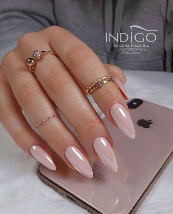 Um Apanhado de Unhas Básicas, Neutras e Chiques pra Inspirar • Ongles Beiges, Engagement Nails, Classy Acrylic Nails, Neutral Nails, Bridal Nails, Elegant Nails, Chic Nails, Cute Acrylic Nails, Nude Nails